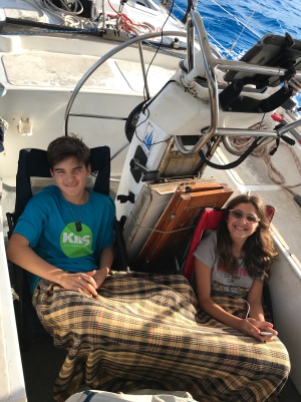As crianças, depois de descobrirem uma maneira confortável de ficar no cockpit enquanto navegamos